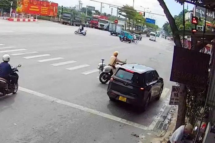 Một người cha hớt hải cầu cứu CSGT tại Quốc lộ 5 để đưa con trai mắc ung thư máu đi cấp cứu. Tổ công tác nhanh chóng hỗ trợ dẫn đường. (Ảnh Phòng CSGT Hà Nội)