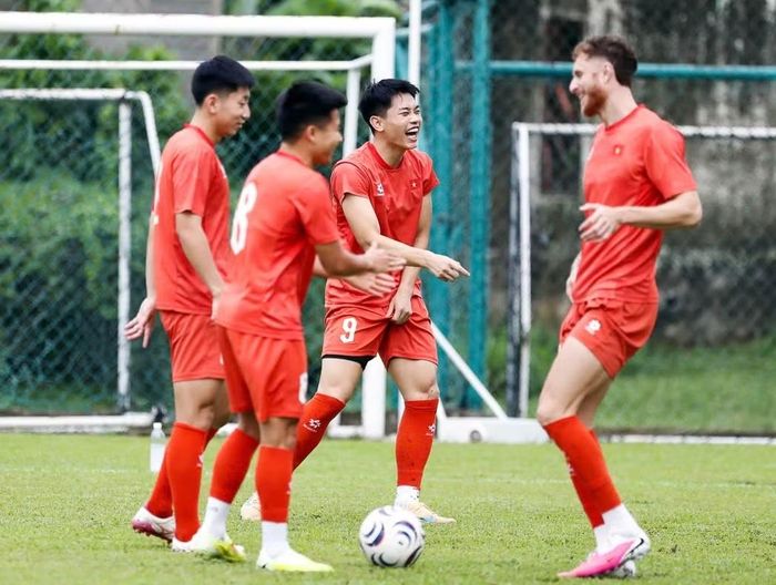 Cầu thủ ĐT Việt Nam tập luyện trên đất Malaysia. (Ảnh: VFF)