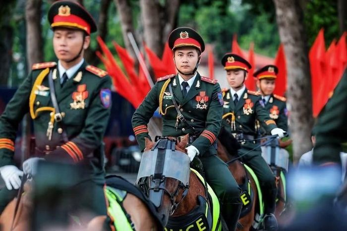 Hình ảnh cán bộ, chiến sĩ Cảnh sát cơ động Kỵ binh trong đội hình tổng duyệt nổi bật giữa không gian rợp cờ Tổ quốc tại khu vực trung tâm Hà Nội