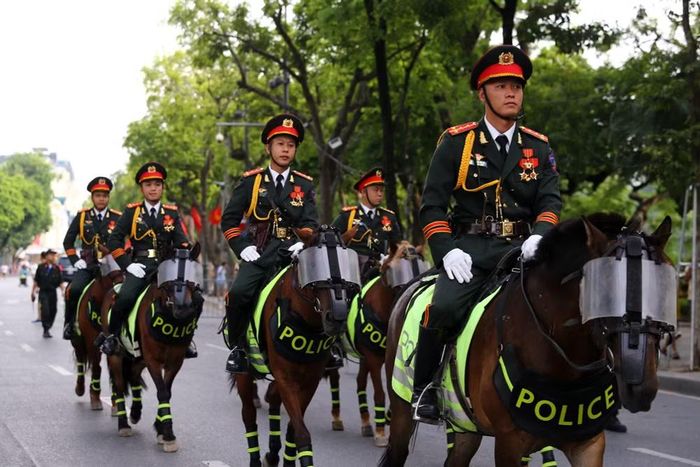 Đội hình Cảnh sát cơ động kỵ binh tiến vào khu vực hồ Hoàn Kiếm, tạo nên hình ảnh ấn tượng trong chương trình
