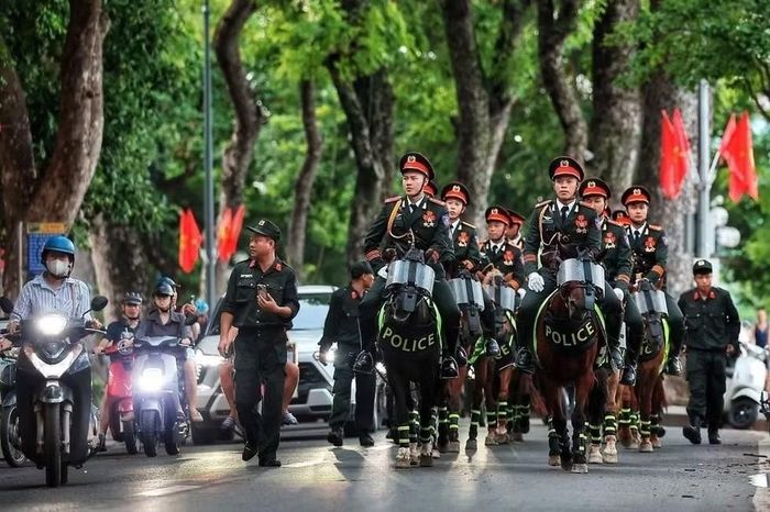 Những bước chân ngựa nối dài trên các tuyến phố trung tâm, góp phần tạo nên không khí trang trọng, hào hùng hướng tới chương trình “81 mùa bình yên”