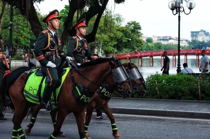 Cán bộ, chiến sĩ Đoàn Cảnh sát cơ động Kỵ binh trong đội hình tổng duyệt chương trình “81 mùa bình yên” tại khu vực trung tâm Thủ đô