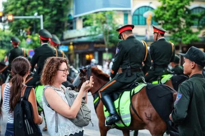 Nhiều du khách thích thú ghi lại hình ảnh lực lượng kỵ binh Công an Hà Nội trong buổi tổng duyệt “81 mùa bình yên”