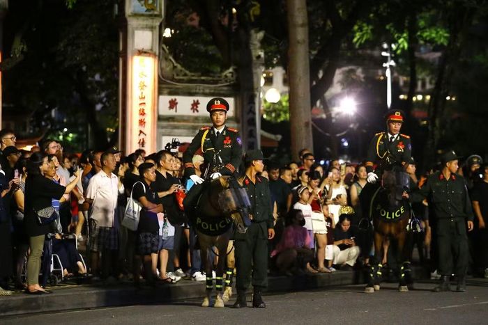 Giữa không gian hồ Hoàn Kiếm, hình ảnh Cảnh sát cơ động Kỵ binh tạo nên điểm nhấn đầy khí thế, thu hút đông đảo người dân, du khách dõi theo