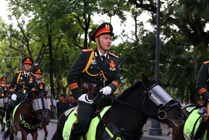 Gương mặt cương nghị của chiến sĩ Cảnh sát cơ động kỵ binh thu hút sự chú ý của người dân, du khách tại khu vực hồ Hoàn Kiếm