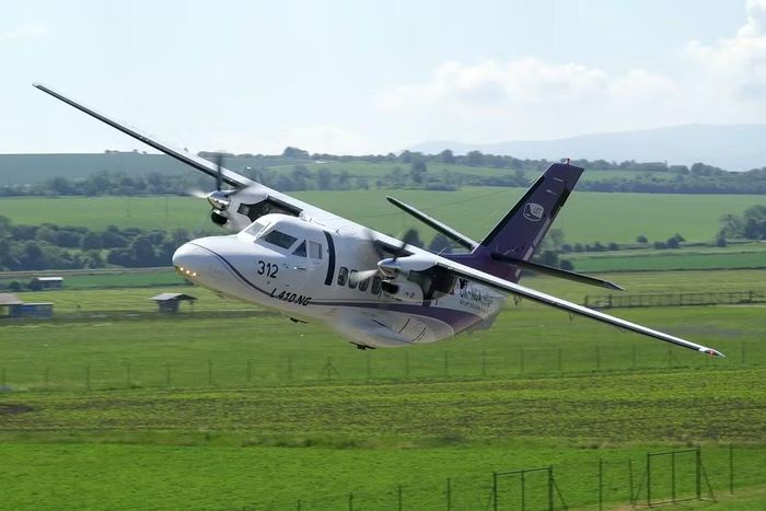 Những chiếc máy bay mới này sẽ thay thế 3 phi cơ CASA C-212 Aviocars mà Colombia nhận được vào năm 2003 như một món quà từ chính phủ Tây Ban Nha trong khuôn khổ chương trình viện trợ quân sự, chúng dự kiến sẽ được cho nghỉ hưu.