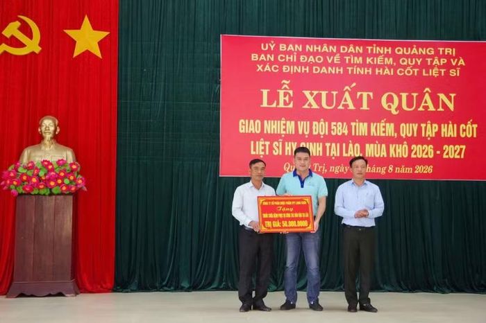 Đại diện Hệ thống Nhà thuốc và Tiêm chủng Long Châu trao tặng thuốc và sản phẩm chăm sóc sức khỏe thiết yếu cho Đội quy tập hài cốt liệt sĩ 584.