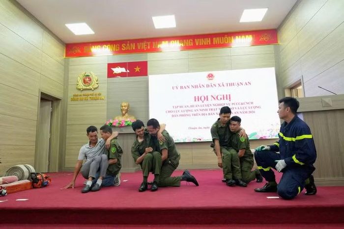 Cảnh sát PCCC&CNCH hướng dẫn kỹ năng cứu nạn cho lực lượng dân phòng