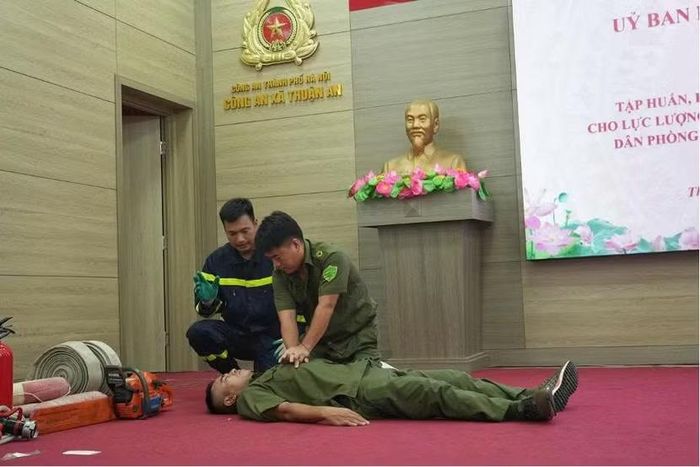 Cảnh sát PCCC&CNCH hướng dẫn kỹ năng sơ cứu cho lực lượng dân phòng