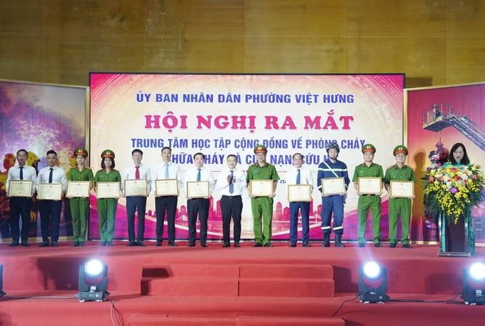 Đồng chí Vũ Xuân Trường, Chủ tịch UBND phường Việt Hưng trao khen thưởng cho các cá nhân, tập thể nỗ lực hoàn thành Trung tâm giáo dục cộng đồng về PCCC và CNCH phường Việt Hưng