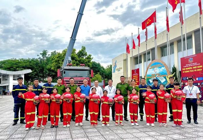 Trung tâm giáo dục cộng đồng về PCCC và CNCH phường Việt Hưng, Hà Nội được ra mắt, mở thêm một địa chỉ gần gũi để người dân, học sinh, sinh viên tìm hiểu, trải nghiệm và thực hành kỹ năng phòng cháy, chữa cháy, cứu nạn, cứu hộ