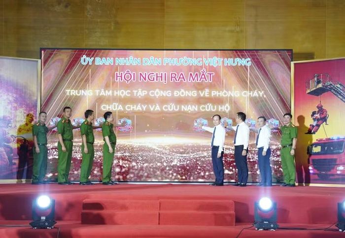 Các đại biểu nhấn nút ra mắt trung tâm giáo dục cộng đồng về PCCC và CNCH phường Việt Hưng