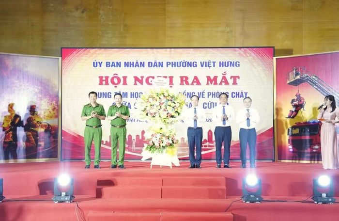 Thượng tá Lê Minh Hải, Phó Cục trưởng Cục Cảnh sát PCCC và CNCH và Thiếu tướng Nguyễn Hồng Ky, Phó Giám đốc CATP tặng hoa chúc mừng lãnh đạo phường Việt Hưng ra mắt trung tâm trải nghiệm cộng đồng
