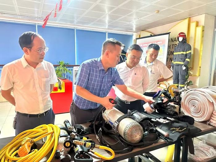 Chỉ huy Đội chữa cháy và CNCH khu vực số 1 giới thiệu các phương tiện PCCC và CNCH tới lãnh đạo UBND phường Việt Hưng