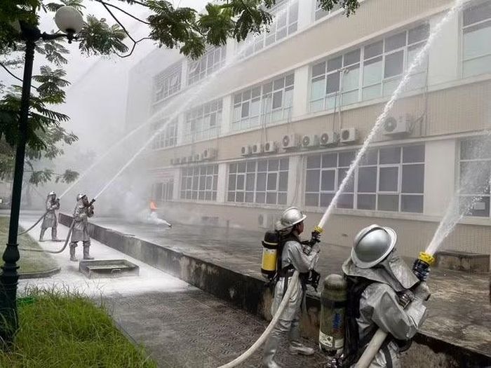 Cảnh sát PCCC&CNCH triển khai chữa cháy và cứu nạn, cứu hộ