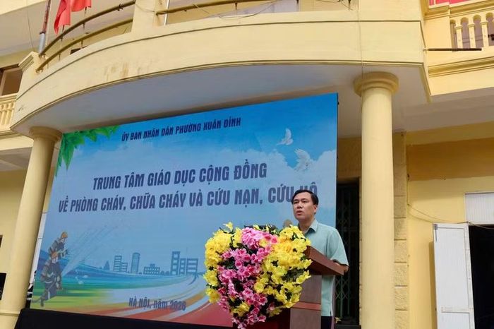 Đồng chí Nguyễn Thường Sơn, Chủ tịch UBND phường Xuân Đỉnh phát biểu tại lễ ra mắt trung tâm trải nghiệm cộng đồng về PCCC và CNCH