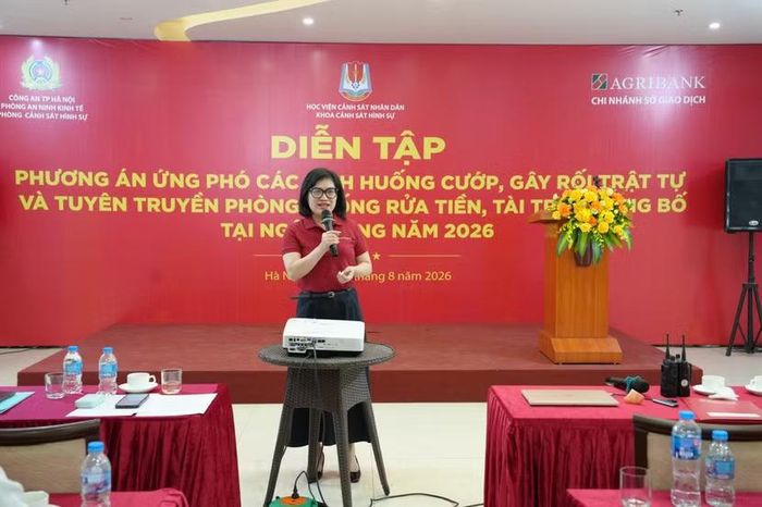 Bà Nguyễn Thị Hạnh Thư, Phó Bí thư Đảng ủy, Phó Giám đốc Ngân hàng Agribank Chi nhánh Sở giao dịch phát biểu tại diễn tập