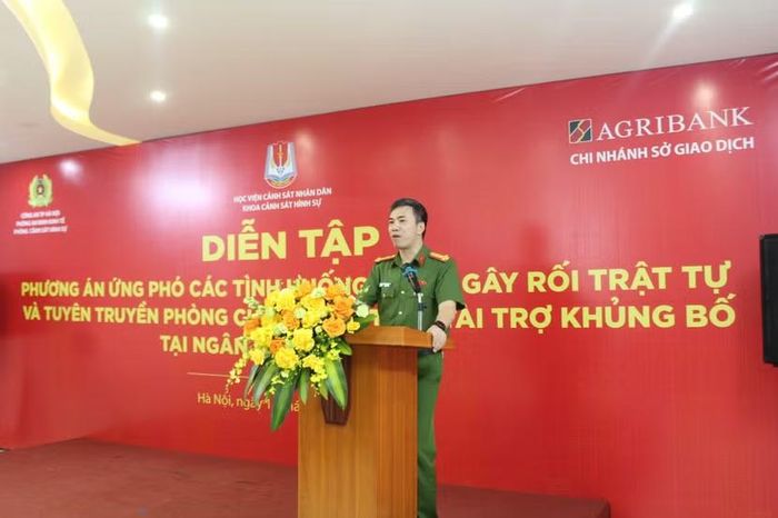 Đại tá, PGS.TS Doãn Xuân Hùng, Trưởng khoa Cảnh sát hình sự, Học viện Cảnh sát nhân dân trao đổi tại diễn tập