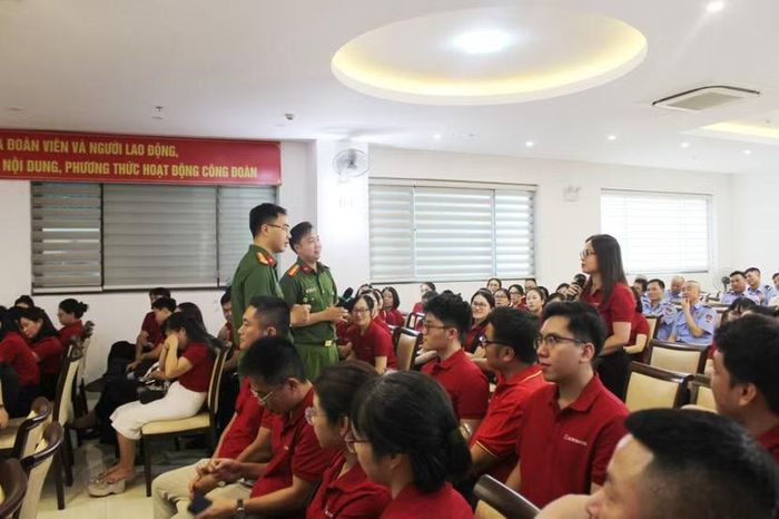 Trung tá, TS Nguyễn Văn Oanh, Thiếu tá Bùi Thanh Bình, giảng viên Học viện Cảnh sát nhân dân trao đổi trực tiếp với nhân viên ngân hàng