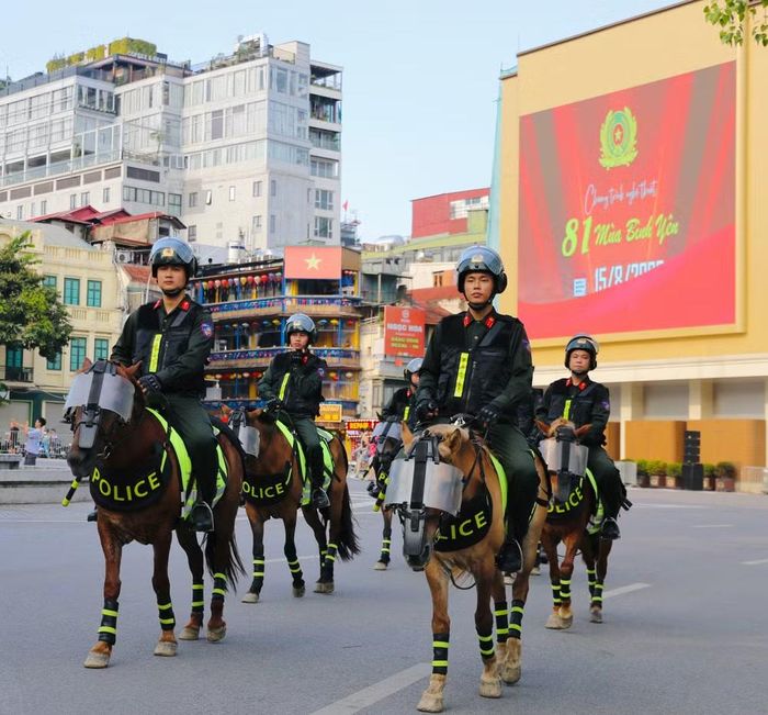 Đoàn đi qua Quảng trường Đông Kinh Nghĩa Thục - nơi đang trình chiếu giới thiệu chương trình nghệ thuật chính luận "81 Mùa bình yên" sẽ diễn ra vào 20h cùng ngày