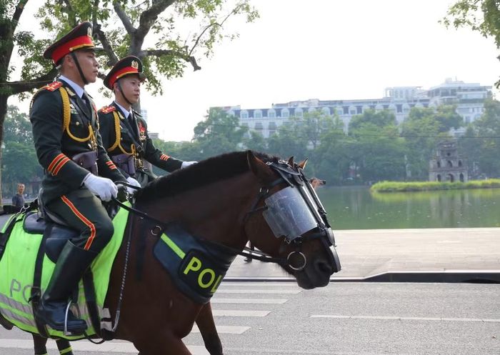 Đoàn kỵ binh đi qua Tháp Rùa
