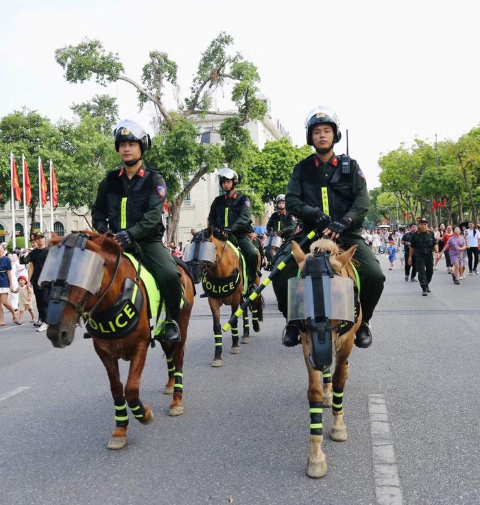 Rất đông người dân, du khách theo chân đoàn trên dọc hành trình