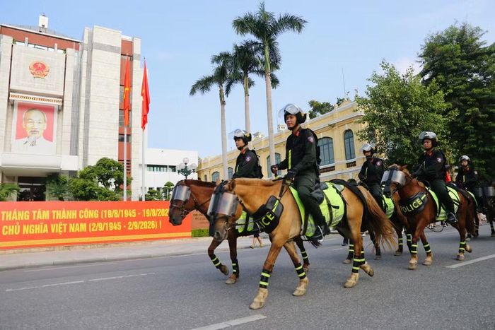 Đoàn kỵ binh đi qua trụ sở HĐNĐ - UBND thành phố Hà Nội