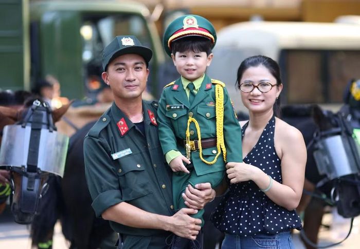 Mẹ của Vũ - chị Mạnh Cẩm Vân cho biết hai mẹ con rất thích xem kỵ binh biểu diễn và nay biết tin cho hoạt động của Đoàn Cảnh sát cơ động Kỵ binh tại hồ Hoàn Kiếm nên đã di chuyển hơn 10km từ nhà lên tới Bờ Hồ và được thỏa ước nguyện.