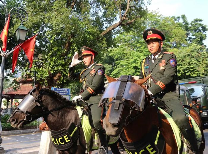 Đúng 16h, đoàn bắt đầu hành trình