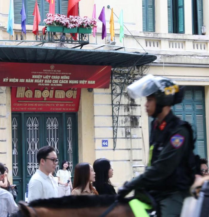 Đoàn đi qua trụ sở Báo Hànộimới trên phố Lê Thái Tổ - một địa điểm được nhiều du khách tìm đến chụp ảnh "check in"