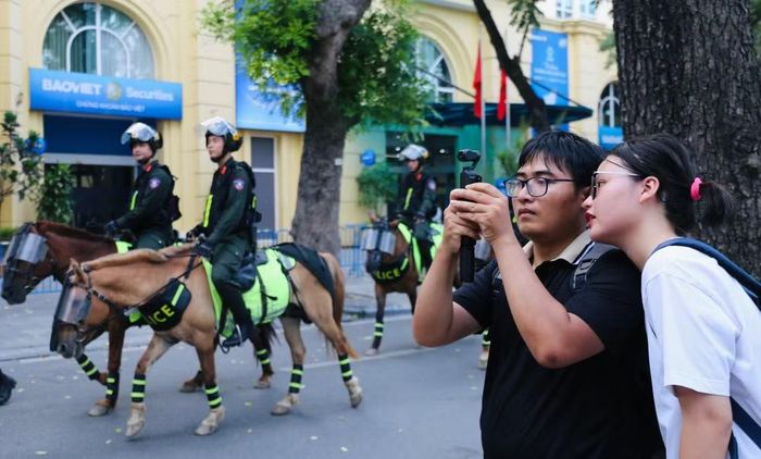 Người dân, du khách thích thú, chăm chú dõi theo đoàn kỵ binh