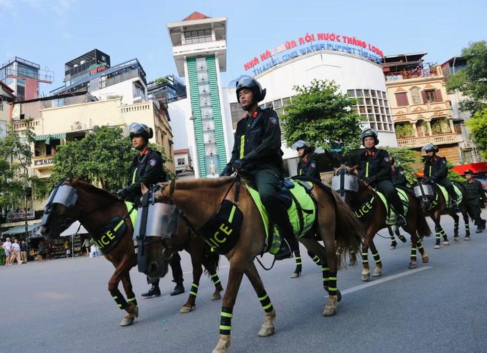 Đoàn kỵ binh ngang qua Nhà hát múa rối nước Thăng Long