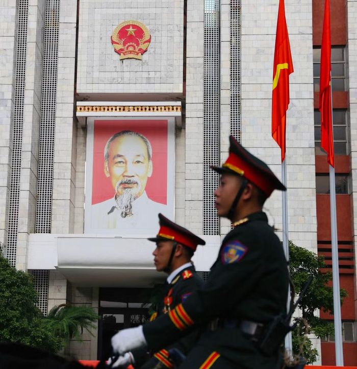 Đoàn kỵ binh đi qua trụ sở HĐNĐ - UBND thành phố Hà Nội