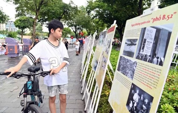 Với các em nhỏ và học sinh Hà Nội, "81 mùa bình yên" là dịp để hiểu rõ hơn về lực lượng Công an nhân dân Thủ đô.