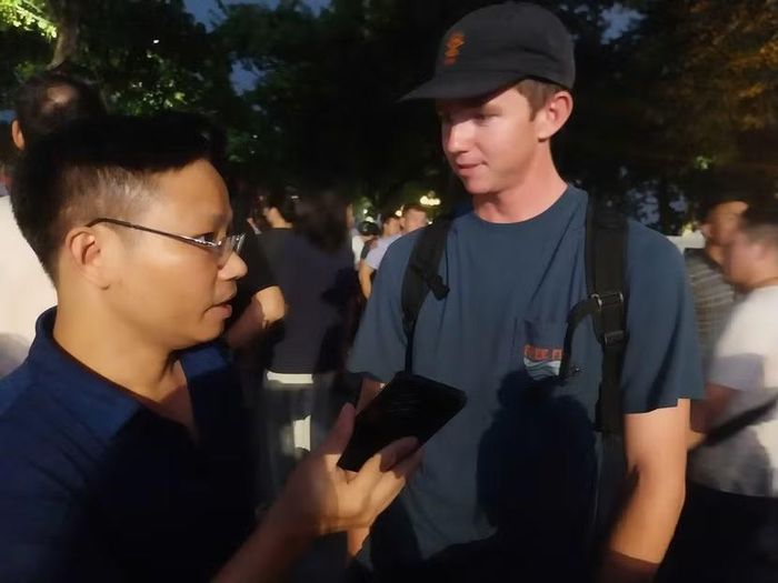 Anh Micheal Antony, Du khách người Mỹ trò chuyện cùng PV ANTĐ