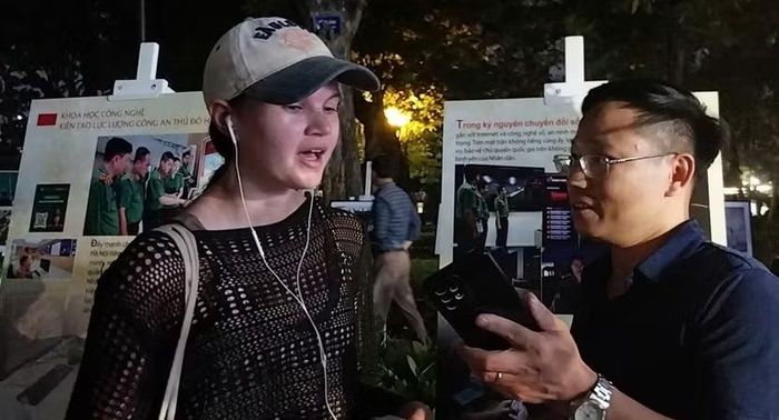 Chị Kayla Toffey, Du khách Canada trò chuyện cùng PV ANTĐ