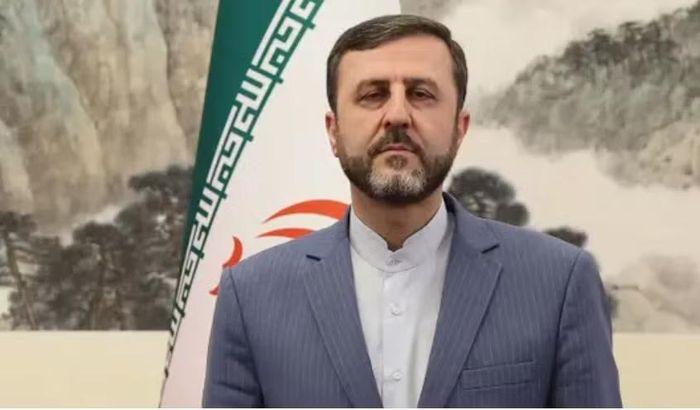 Iran lập tức phản ứng cứng rắn trước tuyên bố của ông Trump. Thứ trưởng Ngoại giao Iran Kazem Gharibabadi nói eo biển Hormuz không thể bị kiểm soát bằng tuyên bố, tàu sân bay, mệnh lệnh hay bài phát biểu vận động bầu cử.