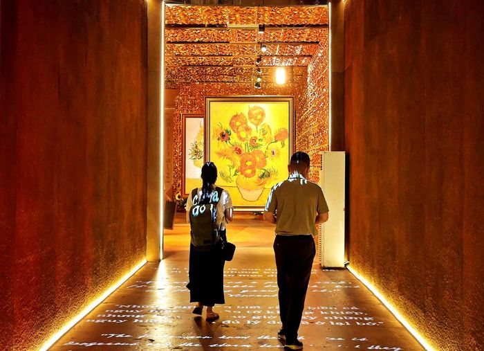 Không gian triển lãm "Van Gogh Xuyên không" đưa công chúng đến với thế giới nghệ thuật đa giác quan của danh họa Vincent Van Gogh.