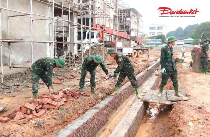 Gần 500 người, gồm công nhân và bộ đội đang được huy động, phấn đấu hoàn thành các hạng mục chính của Trường Phổ thông nội trú liên cấp Tiểu học và THCS Anh Sơn trước ngày 26/8. Ảnh: ĐB