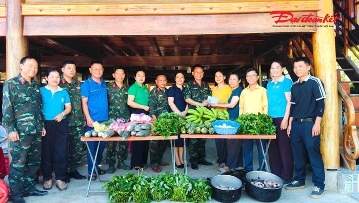 Cán bộ Mặt trận xã Môn Sơn thăm hỏi, động viên lực lượng hỗ trợ xây dựng Trường liên cấp nội trú liên cấp Tiểu học và THCS Môn Sơn. Ảnh: BH
