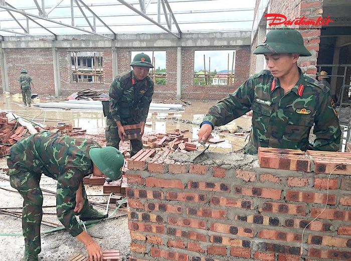 Một không khí thi công khẩn trương, “vượt nắng, thắng mưa”, xuyên đêm không nghỉ trên khắp các đại công trường thi công các công trình Trường Phổ thông nội trú liên cấp Tiểu học và THCS. Ảnh: ĐB