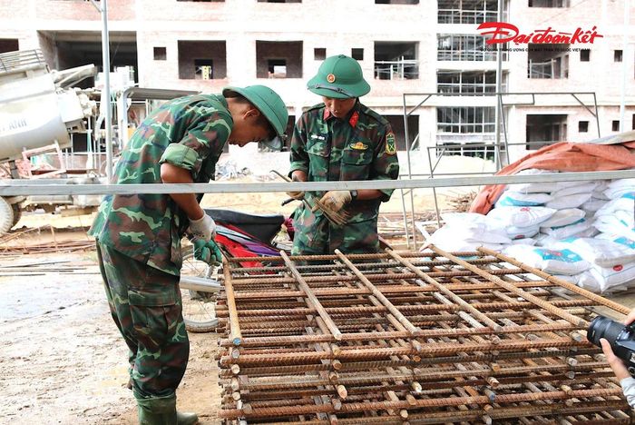 Lực lượng Quân đội, Công an được huy động tối đa để cùng các nhà thầu hoàn thành các công trình đúng thời hạn. Ảnh: ĐB