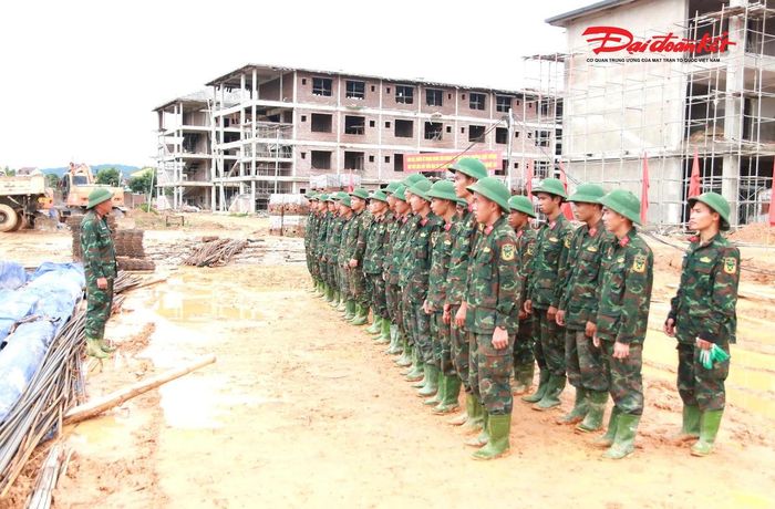 Cán bộ, chiến sĩ Trung đoàn 335, Sư đoàn 324 được huy động hỗ trợ thi công công trình Trường Phổ thông nội trú liên cấp Tiểu học và THCS Anh Sơn (xã Anh Sơn). Ảnh: ĐB