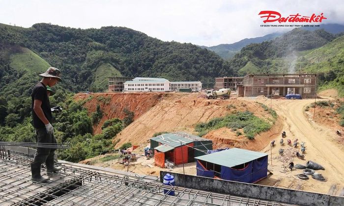 Dù gặp nhiều khó khăn về địa hình, thời tiết, vật giá leo thang và nhân công khan hiếm. Tuy nhiên, các đơn vị đã chủ động khắc phục khó khăn, tăng cường nhân lực, tổ chức thi công hợp lý, nhằm đưa công trình về đích đúng kế hoạch. Ảnh: HL