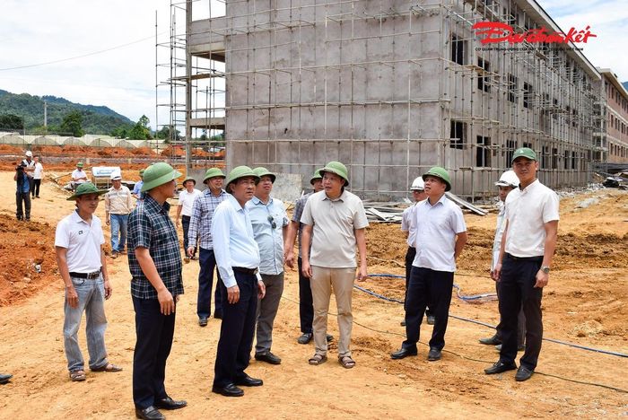 Ông Thái Văn Thành - Phó Chủ tịch UBND tỉnh Nghệ An kiểm tra tiến độ thi công dự án xây dựng Trường phổ thông nội trú liên cấp Tiểu học và THCS tại xã Tri Lễ.