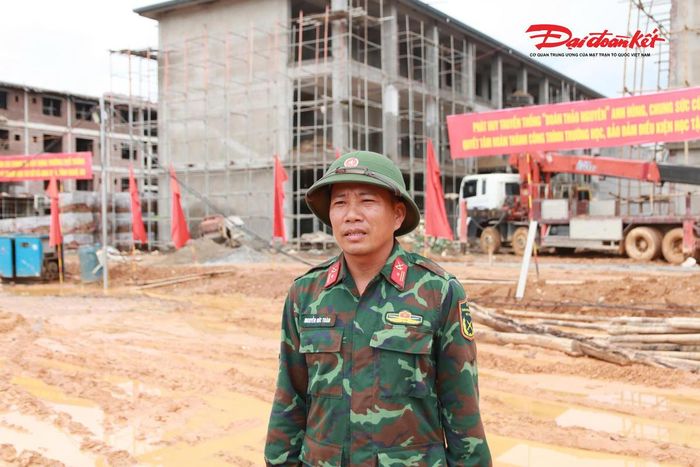 Theo Thiếu tá Nguyễn Đức Toàn - Phó Chủ nhiệm Hậu cần - Kỹ thuật Trung đoàn 335, ngay sau khi nhận mệnh lệnh, đơn vị nhanh chóng triển khai lực lượng, phối hợp với nhà thầu tổ chức thi công. Dù thời tiết nắng mưa thất thường, cán bộ, chiến sĩ vẫn bám công trường, quyết tâm góp sức đưa công trình về đích đúng tiến độ. Ảnh: ĐB