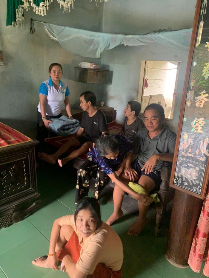 Chị Hoàng Thị Bông - Chi hội trưởng phụ nữ thôn Tân Tuyền đến giúp gia đình bà Dần dọn dẹp nhà cửa