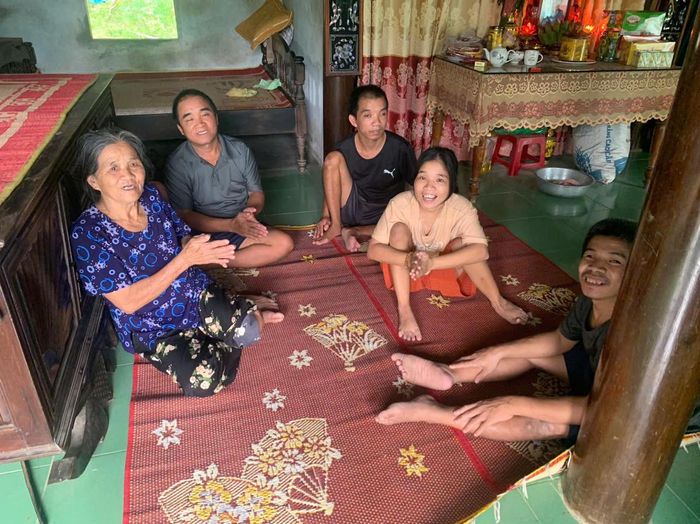 Giờ bà Dần chỉ mong mình có thật nhiều sức khỏe để mỗi ngày có thể tự tay chăm sóc, dành những tình yêu thương vô bờ bến cho các con