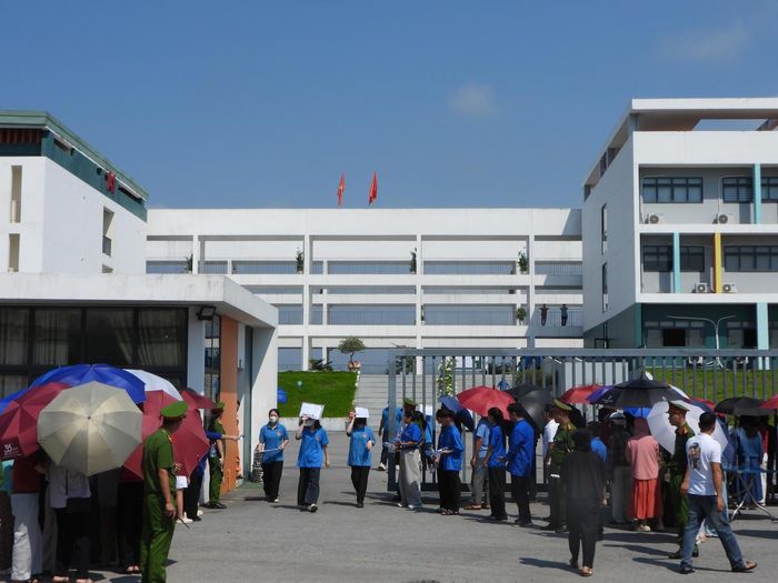 Đông đảo phụ huynh chờ đón các thí sinh ở cổng trường.
