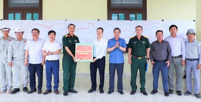 Chủ tịch UBND TP Đà Nẵng Nguyễn Mạnh Hùng (ở giữa, bên phải) tặng quà đơn vị thi công Dự án Cải tạo, nâng cấp quốc lộ 14D đoạn qua xã La Dêê. Ảnh: NP.
